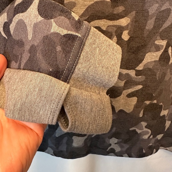 Nike Women's Medium Tech Fleece Sweatshirt Camo Crew Top Thermal Zip Back - Picture 3 of 11